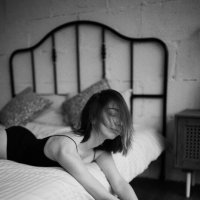 Девушка в черном боди лежит на кровати :: Lenar Abdrakhmanov