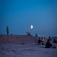 Месяц на закате на берегу залива в теплый вечер :: Мухина Наталья 