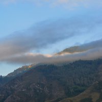 Струйки облаков причудливо струятся вокруг гор по утрам :: Спартак Краснопевцев