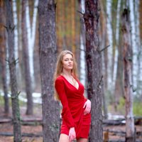 Девушка в красном в лесу. :: Zefir58 Verx