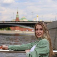 Красивая девушка на фоне Кремля :: Наталья Ананьева