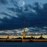 Полная луна над Петропавловской крепостью :: Александр Шандов