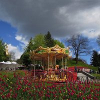 Весна, цветы, карусель и храм... :: Тамара Бедай 