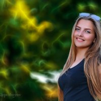 Портрет девушки на фоне неонового леса :: Анатолий Клепешнёв