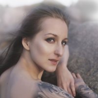 Красивая девушка с татуировкой возле скал на берегу :: Кирилл Селезнев
