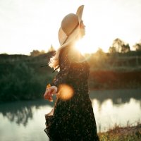 Девушка в черном платье и шляпе на солнечной поляне на рассвете :: Lenar Abdrakhmanov