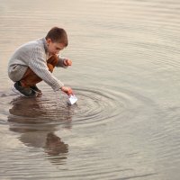 Мальчик запускает кораблики весной в пруду :: Наталья Преснякова
