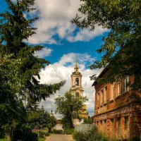 Вид на Преподобенскую колокольню Ризоположенского монастыря :: Александр Теленков