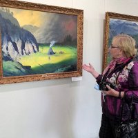 На выставке картин алтайских художников. :: Мила Бовкун