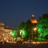 Вид на ночной Исакий с Дворцовой площади :: Павел Бордунов