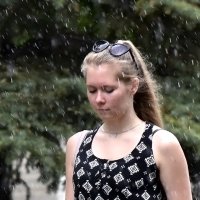 Девушка и летний дождь! :: Валентина  Нефёдова 