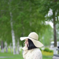 Девушка в шляпе в парке на скамейке :: Екатерина Зернова