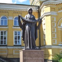 Статуя Богородицы у храма Покровы в  Петровцах на киевщине :: Тамара Бедай 