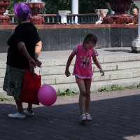 Бабушка с шариком :: Валерий Михмель 