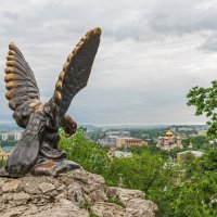 Скульптура "Орел, терзающий змею" на фоне города Пятигорск :: Павел Сытилин