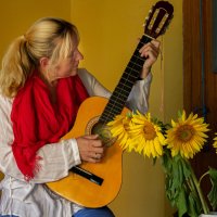 Девушка с гитарой :: Ирина Чернова