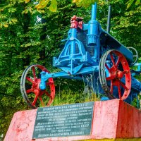 Трактор-памятник "Универсал-2". Курск :: Руслан Васьков
