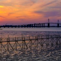 Закат на мост над устьем реки Луары :: Георгий А