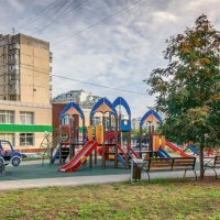 Белгород, детская игровая площадка возле дома Щорса 56 :: Игорь Сарапулов