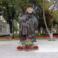Памятник медикам - героям борьбы с ковидом. :: Александр Чеботарь