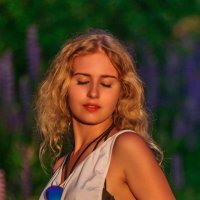 Портрет девушке в лучах ослепляющего закатного солнца :: Анатолий Клепешнёв