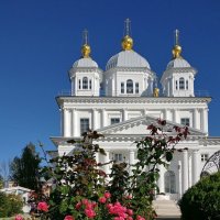 Алые розы Казанского монастыря, в начале осени :: Николай Белавин