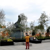 У памятника Ф.М.Достоевскому. :: Татьяна Помогалова