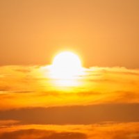 Летнее солнце словно лежит на тарелке из облака :: Анатолий Клепешнёв