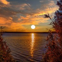 Осенний закат загорался над озером. :: Виктор Малород