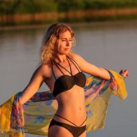 Портрет девушки в лучах закатного солнца :: Анатолий Клепешнёв