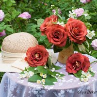 Натюрморт с розами и шляпой :: Ольга Бекетова
