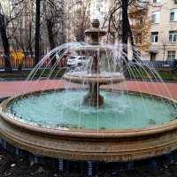 Новый фонтан в дворе московского старинного дома :: SergAL 
