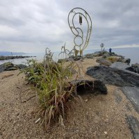 Скульптура "Ухо Байкала" на пляже города Байкальска :: Галина Минчук