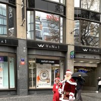 Санта Клаус с женой на улицах Праги :: Tatiana Kretova