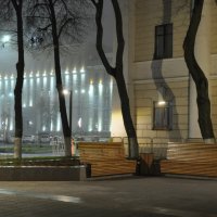Сквер у театра и администрация в тумане... :: Татьяна 