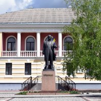 Памятник Шевченко возле областной библиотеки :: Татьяна Ларионова