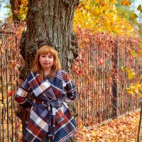 Портрет жены на фоне желтой листвы в парке. :: Евгений Никонов