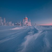Морозный рассвет у монастыря :: Fuseboy 