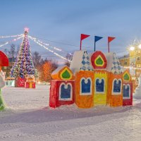 Ухта. Снежный городок на Первомайской площади. :: Николай Зиновьев