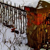 Ограда во снегу... :: Евгений 