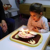 Адель и именной пирог со свечами. :: Валерьян Запорожченко