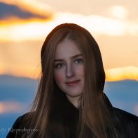 Спонтанный портрет девушки на фоне зимнего заката :: Анатолий Клепешнёв