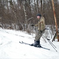 искусство маскировки( потрет лыжника на подъёмнике) :: Серж Поветкин