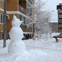 Снеговики появлялись на многих улицах Краснодара :: Татьяна Смоляниченко
