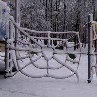 Зимняя весна  на детской площадке! :: Валентина  Нефёдова 