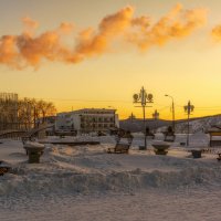 Утром на площади у речного вокзала. :: Виктор Иванович Чернюк