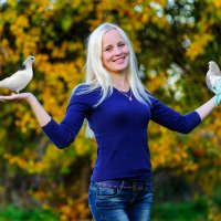 Девушка с почтовыми голубями :: Анатолий Клепешнёв
