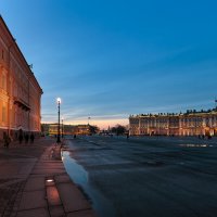 Вечер на Дворцовой площади... :: Сергей Кичигин