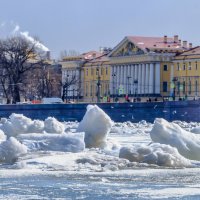 река Нева ещё во льду :: Георгий А