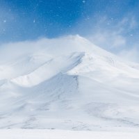 Авачинский вулкан в метель :: Александр Россихин